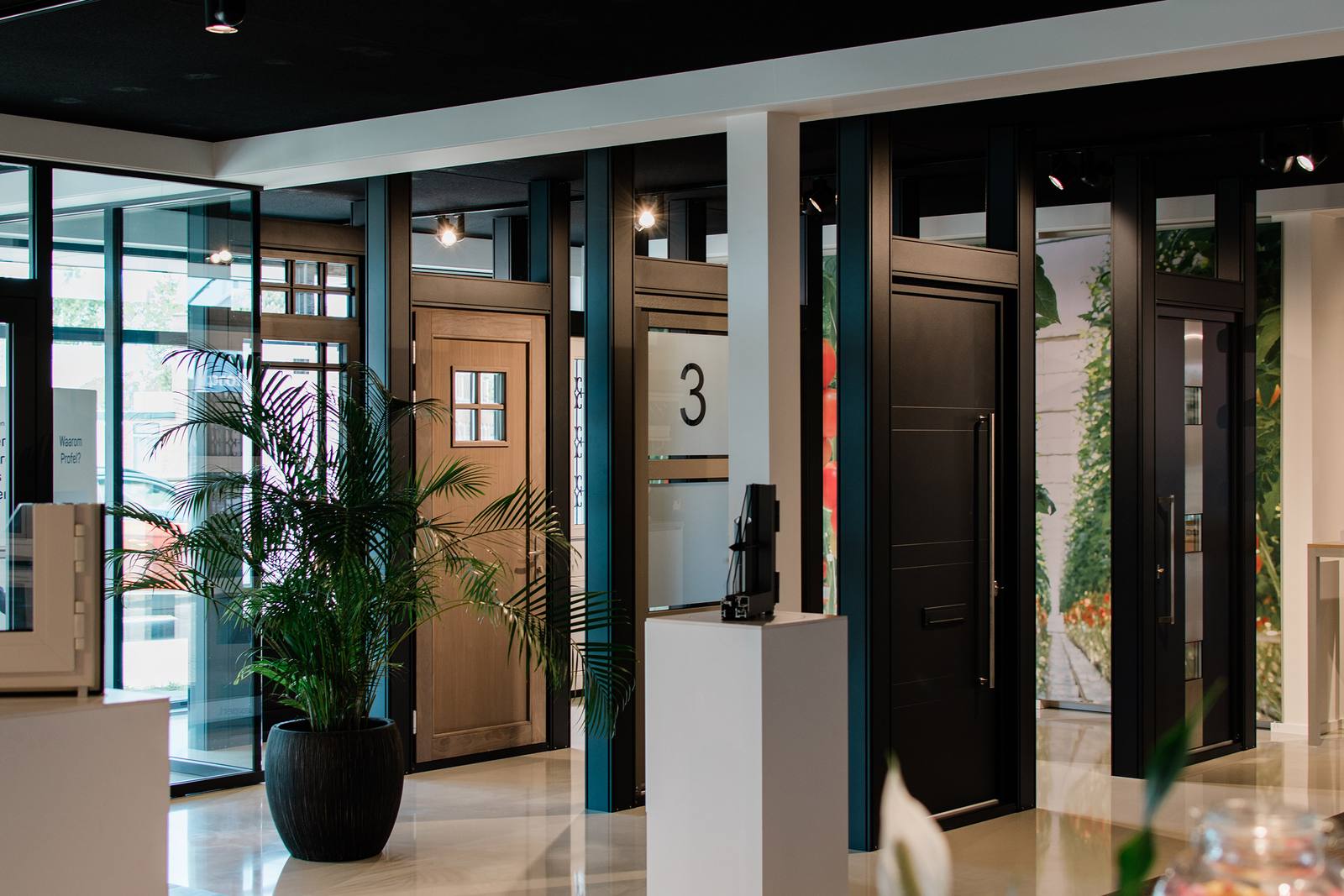 Showroom Pronk Kozijnen — deurenwand